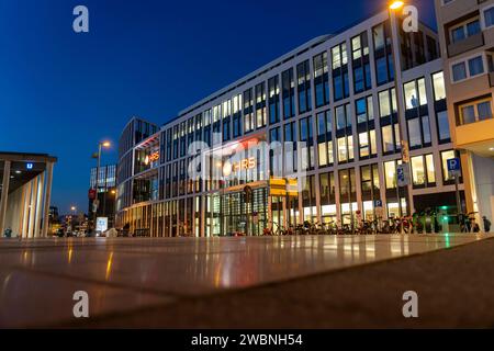 Unternehmenszentrale des Reiseportals HRS, am Kölner Hauptbahnhof, am Breslauer Platz, Kölner Dom, Köln, NRW, Deutschland, HBF Köln *** sede centrale del portale viaggi HRS, presso la stazione centrale di Colonia, a Breslauer Platz, Cattedrale di Colonia, Colonia, NRW, Germania, stazione centrale di Colonia Foto Stock