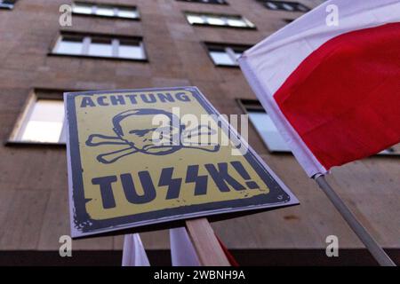 Varsavia, Polonia, 11 gennaio 2024. Uno striscione che recita "Achtung Tussk" - indicante Donald Tusk, primo ministro della Polonia, è visto come migliaia di persone, guidate dalla legge e dalla giustizia (Prawo i Sprawiedliwość - PIS) i leader dei partiti politici protestano di fronte all'edificio del Parlamento polacco contro i cambiamenti nei media pubblici in Polonia e nella protezione della democrazia - dicono i politici del PIS. Il partito legge e giustizia governò in Polonia per 8 anni fino a quando non perse le ultime elezioni nell'ottobre 2023. Il partito ora diventa una forza di opposizione di destra contro una coalizione di governo più centrista e liberale, dove il principale Foto Stock