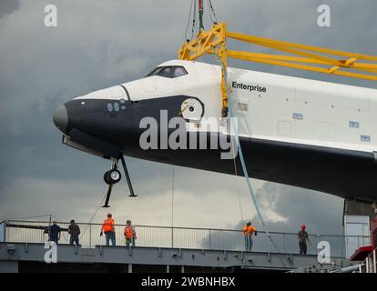 Lo Space Shuttle Enterprise viene sollevato da una chiatta e portato all'Intrepid Sea, Air and Space Museum, dove sarà in mostra permanente mercoledì 6 giugno 2012 a New York. Foto Stock