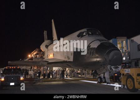 CAPE CANAVERAL, Ban. Lo Space Shuttle Endeavour è pronto per il trasporto all'Orbiter Processing Facility dopo il suo atterraggio riuscito sulla pista 15 alla Shuttle Landing Facility al Kennedy Space Center della NASA in Florida. Dopo 14 giorni nello spazio, la missione STS-130 da 5,7 milioni di miglia dell'Endeavour fu completata in orbita 217. Il touchdown della marcia principale era alle 10 20 31 EST seguito da un touchdown della marcia principale alle 10 20 39 e le ruote si fermano alle 22 22 22 22 22 22 22 22 p.m. era la 23a notte di atterraggio nella storia della navetta e il 17° a Kennedy. Durante la missione STS-130 dell'Endeavour, gli astronauti installarono la tranquillità Foto Stock