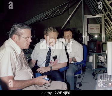 CAPE CANAVERAL, Ban. -- al Kennedy Space Center in Florida, i dirigenti senior della NASA monitorano i progressi della Columbia dalle loro stazioni nella stanza di fuoco 1 dopo il decollo di oggi dello shuttle spaziale durante il suo terzo viaggio nello spazio. Da sinistra a destra ci sono George Page, direttore del lancio dello shuttle, il direttore di Kenned Richard Smith e Tom Utsman, direttore del supporto tecnico di Kennedy. Foto Stock