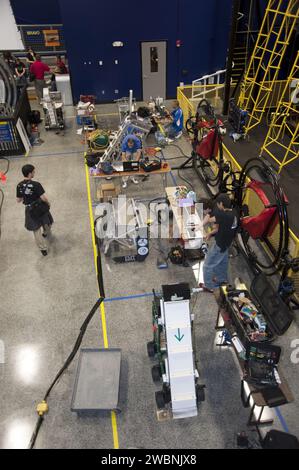 CAPE CANAVERAL, Ban. - Gli studenti universitari si sintonizzano con i loro escavatori telecomandati o autonomi, chiamati Lunabot, per il primo Concorso minerario Lunabotics della NASA presso l'Astronaut Hall of Fame del Kennedy Space Center Visitor Complex. Ventidue squadre provenienti da tutto il paese manovreranno i loro lunabot in circa 60 tonnellate di terreno lunare simulato ultra-fine, chiamato BP-1, il 27 e 28 maggio. Il concorso è un progetto Exploration Systems Mission Directorate gestito dalla divisione Education di Kennedy. Lo scopo è quello di coinvolgere e fidelizzare gli studenti in scienze, tecnologia, ingegneria e MAT Foto Stock