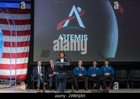 Jsc2020e000599 (10 gennaio 2020) --- il vicedirettore del Johnson Space Center Vanessa Wyche si rivolge ai visitatori che partecipano alla laurea della classe 2017 di astronauti presso il Johnson Space Center di Houston, Texas. Nella fila posteriore (da sinistra) ci sono l'amministratore della NASA Jim Bridenstine, il direttore del Johnson Space Center Mark Geyer, il capo dell'ufficio astronautico Patrick Forrester, l'astronauta della NASA Reid Wiseman e l'astronauta dell'Agenzia spaziale canadese (CSA) Jeremy Hansen. Questa è la prima classe di astronauti a laurearsi nel programma Artemis e ora sono idonei per gli incarichi alla International Space Statio Foto Stock