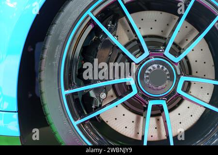 Porta la tua auto sportiva a prestazioni impareggiabili con i nostri cerchi in lega Velocity Fusion dotati di freni e pinze da corsa all'avanguardia. Realizzato f Foto Stock