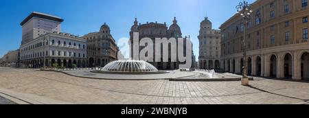 Questa immagine panoramica mostra una grande piazza europea inondata dal soffice bagliore di luce mattutina. Il punto focale e' un'elegante fontana, la sua spa ad acqua Foto Stock