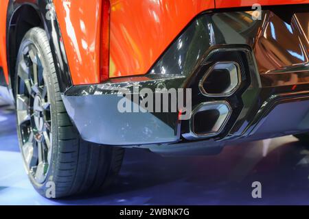 Design intricato del tubo di scarico di un'auto sportiva. Questa vista ravvicinata celebra la precisione e la raffinatezza dietro le prestazioni del veicolo, Empha Foto Stock