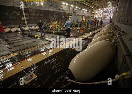 Una versione di prova dell'Orion Crew Module è assicurata nel ponte di pozzo della USS San Diego il 26 ottobre 2016, durante il Recovery test 5 in corso, con squadre della NASA e della US Navy che valutano i processi di recupero, le procedure, l'hardware e il personale per le operazioni di missione nello spazio profondo. Foto Stock