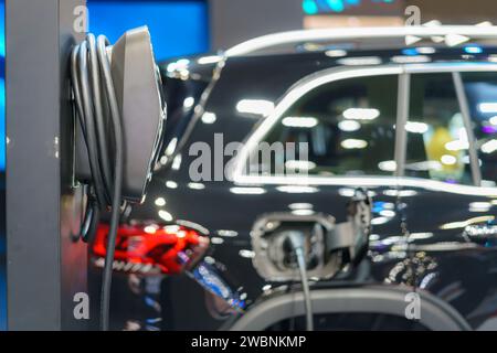 I caricatori EV veloci in posizione di parcheggio le stazioni di ricarica sono pronte per alimentare rapidamente i veicoli elettrici, a simboleggiare la perfetta integrazione di cutting-e. Foto Stock