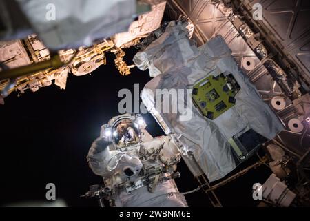 Iss054e047933 (16 febbraio 2018) --- l'astronauta della NASA e l'ingegnere di volo della Expedition 53 Mark Vande Hei sono raffigurati per la manutenzione dei componenti sul braccio robotico Canadarm2 durante una passeggiata spaziale con l'astronauta Norishige Kanai (fuori dal telaio) della Japan Aerospace Exploration Agency (JAXA). Foto Stock