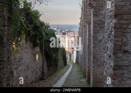 Vista panoramica dal passaggio pedonale al castello sulla città di Conegliano, nell'Italia settentrionale Foto Stock