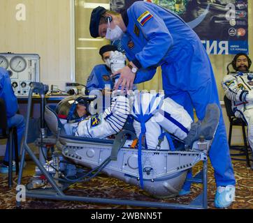 L'ingegnere di volo della NASA Expedition 32 Sunita Williams si trova su una sedia per far controllare la pressione della tuta Sokol russa in preparazione al suo lancio a bordo del Soyuz TMA-05M domenica 15 luglio 2012 al cosmodromo di Baikonur in Kazakistan. Il lancio della navicella spaziale Soyuz con Williams, il comandante della Sojuz Yuri Malenchenko e l'ingegnere di volo JAXA Akihiko Hoshide è previsto per la mattina di domenica 15 luglio, ora locale. Foto Stock