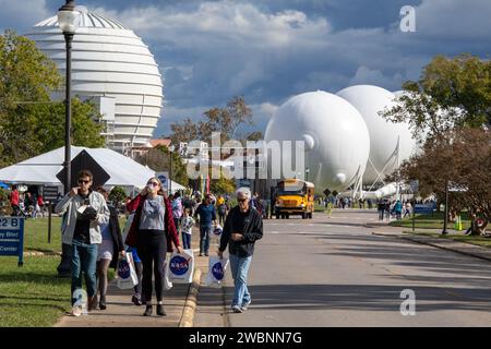 Oltre 37.000 persone hanno partecipato alla Langley Open House della NASA con l'Annual 5K Moon Walk Run, il pilota X59 Nils Larson, l'astronauta Victor Glover e le attività ospitate dal direttore del centro Clayton Turner. Foto Stock