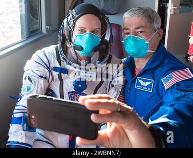 Expedition 64 l'astronauta della NASA Kate Rubins e il membro dell'equipaggio di riserva della NASA Mark Vande Hei fanno un selfie all'interno dell'autobus portando lei e i suoi compagni di equipaggio i cosmonauti russi Sergey Kud-Sverchkov e Sergey Ryzhikov di Roscosmos alla piattaforma di lancio, mercoledì 14 ottobre 2020, al cosmodromo di Baikonur in Kazakistan. Il trio è stato lanciato alle 1:45 del mattino EDT per iniziare una missione di sei mesi a bordo della stazione spaziale Internazionale. Foto Stock