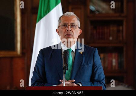 Bogotà, Colombia. 11 gennaio 2024. Il vice-cancelliere della Colombia Francisco Coy parla durante una conferenza stampa al San Carlos Palace di Bogotà l'11 gennaio 2023. Il vice primo ministro ha visitato la Colombia dopo aver segnato 25 anni di relazioni diplomatiche tra Colombia e Irlanda, il vice primo ministro ha espresso sostegno al processo di pace del presidente Gustavo Petro e ha parlato della guerra israele-hamas e dell'escalation della violenza in Ecuador. Foto di: Sebastian Barros/Long Visual Press Credit: Long Visual Press/Alamy Live News Foto Stock