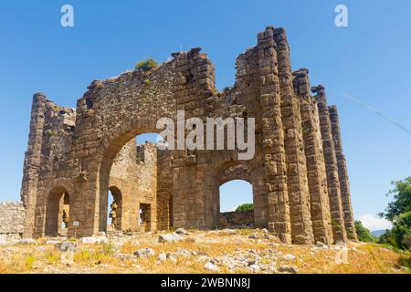 Sezione orientale in rovina della basilica nell'antica città di Aspendos, Turchia Foto Stock