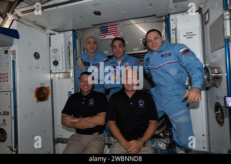 Iss063e022060 (31 maggio 2020) --- l'equipaggio della Expedition 63 appena ampliato con gli astronauti della NASA (in prima fila, da sinistra) Bob Behnken e Doug Hurley appena entrati nella stazione spaziale Internazionale poco dopo essere arrivati a bordo della navicella spaziale SpaceX Crew Dragon. Al centro, nella fila posteriore, c'è il comandante della NASA Chris Cassidy affiancato dai Roscosmos Flight Engineers (da sinistra) Anatoly Ivanishin e Ivan Vagner. Foto Stock