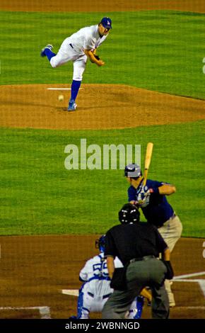 Un lanciatore per i Los Angeles Dodgers offre un campo a un battitore avversario al Dodger Stadium di Los Angeles, California, USA Foto Stock