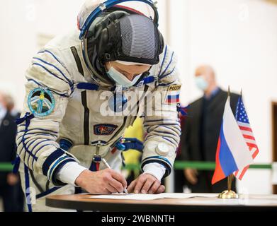 Il membro dell'equipaggio della spedizione 64 Sergey Kud-Sverchkov di Roscosmos firma per gli esami di qualificazione Sojuz mercoledì 23 settembre 2020 presso il Gagarin Cosmonaut Training Center (GCTC) a Star City, in Russia, prima del suo lancio previsto il 14 ottobre dal Cosmodromo di Baikonur in Kazakistan alla stazione spaziale Internazionale. Foto Stock