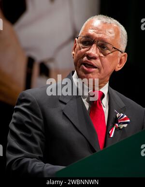 L'amministratore della NASA Charles Bolden parla al Cleveland State University Wolstein Center per celebrare i 50 anni di eredità di John Glenn e la prima orbita americana della Terra nel 1962. Foto Stock