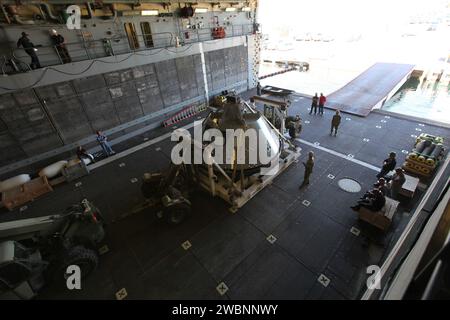 Il 21 ottobre 2016, la versione di prova del modulo equipaggio Orion fu caricata nel ponte pozzo della USS San Diego presso la base navale di San Diego. La NASA, la Lockheed Martin e la U.S. Navy hanno condotto il Recovery test 5 per valutare le operazioni di recupero, le attrezzature, il personale e le procedure. Foto Stock