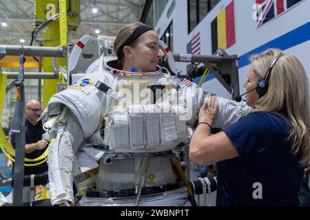 La candidata astronauta della NASA Kayla Barron conduce l'addestramento sulla spacewalk presso il Neutral Buoyancy Laboratory presso il Johnson Space Center di Houston, Texas. Foto Stock