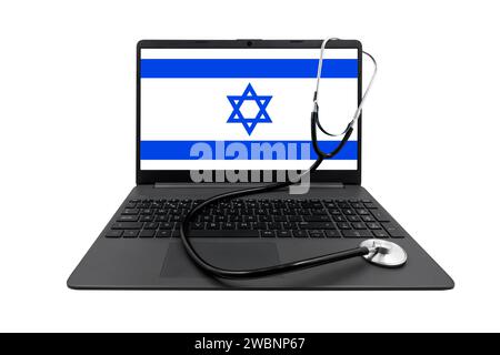 Computer portatile con bandiera di Israele sullo schermo e stetoscopio medico, isolato su sfondo bianco. Concetto di sistema sanitario israeliano Foto Stock