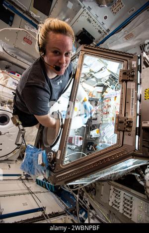 L'astronauta della NASA Kate Rubins, ingegnere di volo Expedition 64, lavora all'interno del cassetto portaoggetti Life Sciences nel modulo Kibo del Giappone il 24 dicembre 2020, gestendo campioni di tessuto cardiaco ingegnerizzato per lo studio Cardinal Heart che indaga i cambiamenti cellulari e tissutali legati allo spazio. Foto Stock