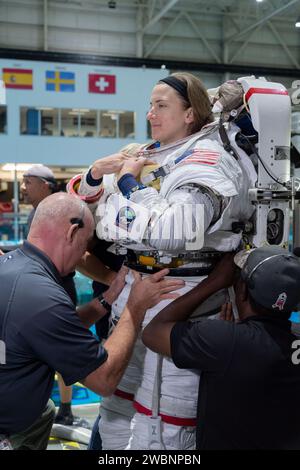 La candidata astronauta della NASA Kayla Barron esegue un addestramento sulla spacewalk presso il Neutral Buoyancy Laboratory presso il Johnson Space Center di Houston, Texas. Foto Stock