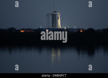 Un razzo SpaceX Falcon 9 con la navicella spaziale Crew Dragon della compagnia a bordo è visto illuminato sulla rampa di lancio del Launch Complex 39A mentre i preparativi per la missione SpaceX Demo-2 della NASA, sabato 30 maggio 2020, al Kennedy Space Center della NASA in Florida. La missione SpaceX Demo-2 della NASA è il primo lancio con gli astronauti della navicella spaziale SpaceX Crew Dragon e del razzo Falcon 9 sulla stazione spaziale Internazionale come parte del Commercial Crew Program dell'agenzia. Il volo di prova serve come dimostrazione end-to-end del sistema di trasporto dell’equipaggio di SpaceX. Robert Behnken e Douglas Hurley sono S Foto Stock