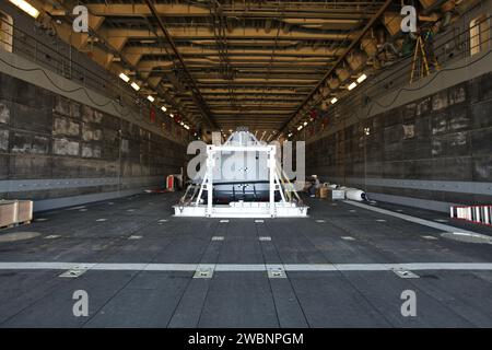 La versione di prova del modulo equipaggio Orion è stata messa in sicurezza nel ponte pozzo della USS San Diego presso la base navale di San Diego il 21 ottobre 2016. In corso il Recovery test 5 ha valutato le procedure, il personale e le attrezzature per le operazioni post-missione della NASA, Lockheed Martin e della Marina degli Stati Uniti. Foto Stock