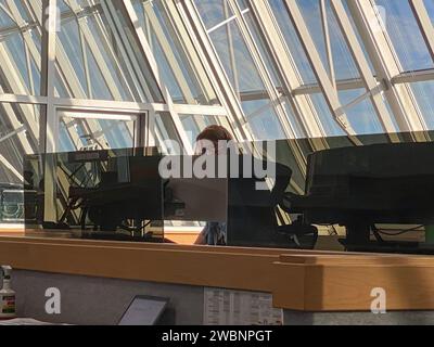 Il direttore del lancio di Artemis i Charlie Blackwell-Thompson si trova alla sua console all'interno della sala di fuoco 1 del Launch Control Center al Kennedy Space Center della NASA in Florida durante una simulazione di prova del carico di propellente il 18 agosto 2020. La simulazione ha coinvolto membri del team di lancio che hanno praticato le procedure per caricare il razzo Space Launch System (SLS) con propellenti criogenici o super freddi. Durante l'esercizio, sono stati introdotti potenziali scenari di problema per testare gli strumenti, i processi e le procedure necessari per il rifornimento del razzo. Artemis i sarà il primo volo di prova integrato Foto Stock