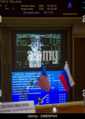 Uno schermo televisivo visto dal balcone del Russian Mission Control Center a Korolev, in Russia, mostra la Sojuz TMA-04M mentre si ormeggia alla stazione spaziale Internazionale giovedì 17 maggio 2012. A bordo della navicella soyuz ci sono il comandante della Expedition 31 Soyuz Gennady Padalka, l'ingegnere di volo Sergei Revin e l'ingegnere di volo della NASA Joe Acaba. L'equipaggio di tre persone è stato lanciato martedì 15 maggio alle 9:01 ora del Kazakistan dal Cosmodromo di Baikonur in Kazakistan. Foto Stock