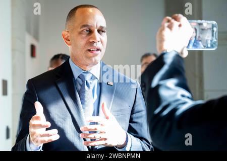 Washington, Distretto di Columbia, USA. 11 gennaio 2024. Il rappresentante degli Stati Uniti HAKEEM JEFFRIES (D-NY) parla con i giornalisti del Campidoglio degli Stati Uniti. (Immagine di credito: © Michael Brochstein/ZUMA Press Wire) SOLO USO EDITORIALE! Non per USO commerciale! Foto Stock