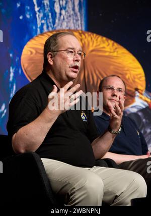 Eric Lindstrom, Left, Aquarius Program Scientist, NASA Headquarters, parla della missione della NASA Aquarius/SAC-D per studiare la salinità degli oceani terrestri dallo spazio martedì 17 maggio 2011 presso la NASA Headquarters a Washington. La missione è una collaborazione tra la NASA e l'agenzia spaziale argentina Comision Nacional de Actividades Especiales (CONAE), con la partecipazione di Brasile, Canada, Francia e Italia. L'Osservatorio Aquarius/SAC-D verrà lanciato il 9 giugno 2011 dalla Vandenberg Air Force base in California. Foto Stock