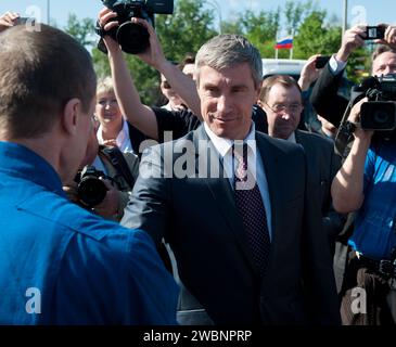 Capo, Centro di addestramento cosmonauti Gagarin, Sergei Krikalev stringe la mano e dà il benvenuto a casa il comandante della spedizione 27 Dmitry Kondratyev presso l'aeroporto Chkalovsky fuori Star City, in Russia diverse ore dopo che Kondratyev e gli ingegneri di volo Paolo Nespoli e Cady Coleman sono atterrati nel loro Soyuz TMA-20 a sud-est della città di Zhezkazgan, Kazakistan, martedì 24 maggio 2011. L'astronauta NASA Coleman, il cosmonauta russo Kondratyev e l'astronauta italiano Nespoli stanno tornando da più di cinque mesi a bordo della stazione spaziale Internazionale dove hanno servito come membri dell'equipaggio della Expedition 26 e 27. Foto Stock