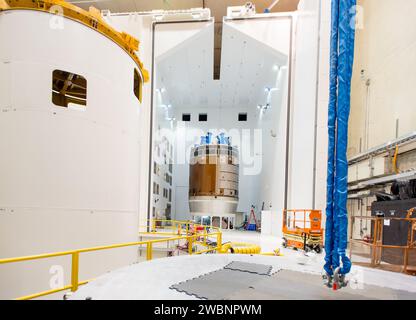 L'articolo di test del modulo di servizio Orion è stato trasferito alla Plum Brook Station Reverberant Acoustic test Facility della NASA l'8 aprile 2016 per i test acustici pre-lancio. Il modulo simula sistemi strutturali, di propulsione, termici, di aria e acqua per Exploration Mission-1 sullo Space Launch System. Foto Stock