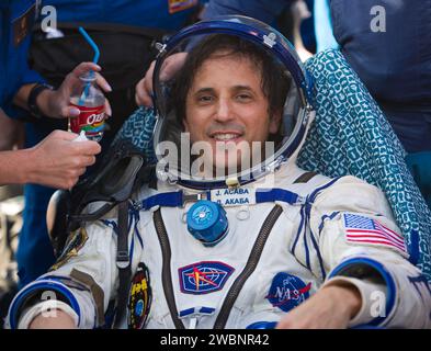 Joe Acaba, ingegnere di volo della NASA Expedition 32, si trova all'esterno della capsula Sojuz TMA-04M pochi minuti dopo che lui e il comandante della Expedition 32 Sojuz Gennady Padalka e l'ingegnere di volo russo Sergei Revin sono atterrati in una zona remota fuori dalla città di Arkalyk, Kazakistan, lunedì 17 settembre, 2012. L'astronauta NASA Acaba, i cosmonauti russi Padalka e Revin stanno tornando da cinque mesi a bordo della stazione spaziale Internazionale dove hanno servito come membri dell'equipaggio della Expedition 31 e 32. Foto Stock