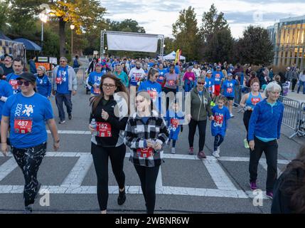 Oltre 37.000 visitatori hanno partecipato alla NASA Langley Open House, che ha avuto inizio con la 5K Moon Walk Run annuale. I partecipanti includevano il pilota dell'X-59 Nils Larson e l'astronauta Victor Glover all'hangar di Langley, ospitato dal direttore Clayton Turner. Foto Stock