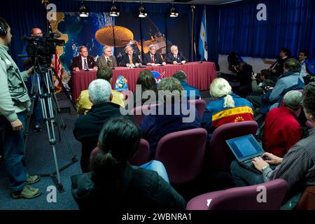 Seduto da sinistra, George Diller, funzionario per gli affari pubblici della NASA; Charles Gay, Vice Amministratore associato, NASA Science Mission Directorate; Hector Timerman, Ministro degli Esteri dell'Argentina, Buenos Aires; Michael Freilich, Direttore della NASA Earth Science Division, quartier generale della NASA; e Conrado Varotto, Direttore esecutivo e tecnico CONAE di Buenos Aires, sono stati visti alla conferenza stampa post-lancio Aquarius/SAC-D venerdì 10 giugno 2011 presso l'ufficio di residenza della NASA, Vandenberg Air Force base, California. È stata lanciata la missione congiunta USA/Argentina Aquarius/Satélite de Aplicaciones Científicas (SAC)-D. Foto Stock