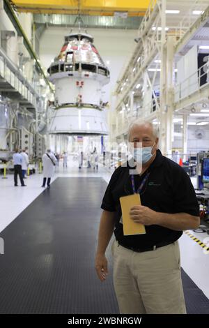 Bill Ruff, responsabile della sicurezza Lockheed Martin, si trova all'interno della baia di Neil Armstrong Operations and Checkout Building presso il Kennedy Space Center della NASA in Florida il 20 agosto 2020. I tecnici stanno lavorando per riportare in sicurezza la navicella spaziale Artemis i Orion nella cella VELOCE dopo aver completato l'installazione del cono dell'adattatore della navicella spaziale (SA) all'interno della baia alta. Questa è una delle ultime operazioni hardware principali che il veicolo spaziale subirà durante l'elaborazione di closeout prima di essere integrato con il razzo Space Launch System (SLS) in preparazione alla prima missione Artemis. L'adattatore del veicolo spaziale Foto Stock