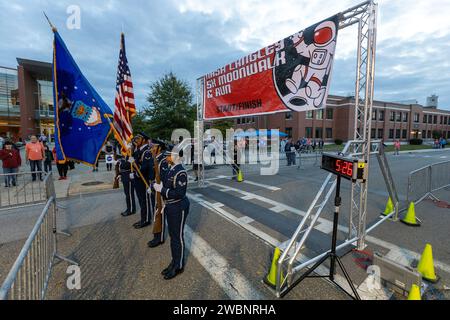 Oltre 37.000 persone hanno partecipato alla Langley Open House della NASA, a partire dalla 5K Moon Walk Run annuale. I partecipanti includevano il pilota dell'X-59 Nils Larson e l'astronauta Victor Glover, con eventi ospitati dal direttore del centro Clayton Turner all'hangar di Langley. Foto Stock