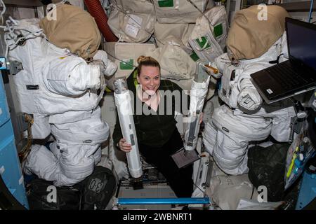 L'astronauta della NASA e l'ingegnere di volo della Expedition 64 Kate Rubins viene fotografata all'interno dell'airlock quest con hardware per la passerella spaziale il 28 dicembre 2020, dove le tute spaziali statunitensi sono preparate per le passeggiate spaziali. Foto Stock