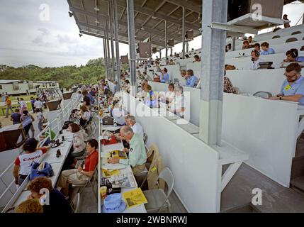 CAPE CANAVERAL, Ban. -- minuti prima del lancio della STS-9, quasi 1.000 rappresentanti dei media si riuniscono al sito stampa per prepararsi alla copertura del lancio. Foto Stock