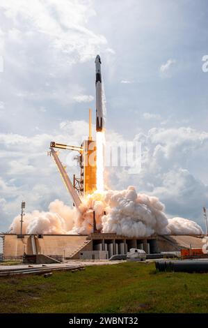 Un razzo SpaceX Falcon 9 si alza verso l'alto dopo il decollo dallo storico Launch Complex 39A presso il Kennedy Space Center della NASA in Florida il 30 maggio 2020, portando gli astronauti della NASA Robert Behnken e Douglas Hurley alla stazione spaziale Internazionale in una capsula SpaceX Crew Dragon per la missione SpaceX Demo-2 dell'agenzia. Il decollo è avvenuto alle 3:22 PM EDT. Behnken e Hurley sono i primi astronauti a lanciare dal suolo statunitense alla stazione spaziale dalla fine del programma Space Shuttle nel 2011. Parte del Commercial Crew Program della NASA, questo sarà il test finale di volo di SpaceX, spianando la strada all'agenc Foto Stock