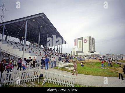 CAPE CANAVERAL, Ban. -- minuti prima del lancio della STS-9, quasi 1.000 rappresentanti dei media si riuniscono al sito stampa per prepararsi alla copertura del lancio. Foto Stock