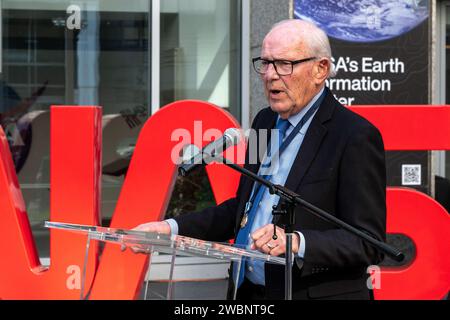 Richard Danne, creatore del logotipo del worm della NASA, fa commenti durante un evento dedicato, lunedì 6 novembre 2023, presso il Mary W. Jackson NASA Headquarters Building a Washington. Foto Stock