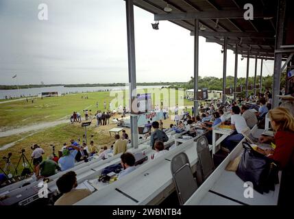 CAPE CANAVERAL, Ban. -- minuti prima del lancio della STS-9, quasi 1.000 rappresentanti dei media si riuniscono al sito stampa per prepararsi alla copertura del lancio. Foto Stock