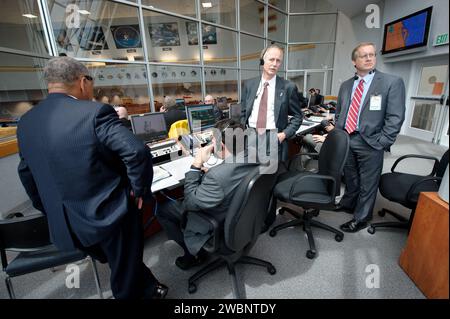 Amministratore associato NASA per le operazioni spaziali William Gerstenmaier, in piedi a sinistra, Manager, Ufficio del programma Space Shuttle John Shannon, in piedi a destra, e altri dirigenti guardano dalla stanza di fuoco quattro del NASA Kennedy Space Center Launch Control Center (LCC) mentre monitorano il meteo e il conto alla rovescia per il lancio dello Space Shuttle Atlantis venerdì 8 luglio 2011 a Cape Canaveral, Flag. Il lancio dell'Atlantis, STS-135, è l'ultimo volo del programma Shuttle, una missione di 12 giorni verso la stazione spaziale Internazionale. Foto Stock