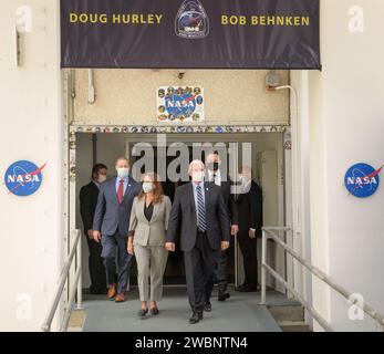 Il vicepresidente Mike Pence e la seconda lady Karen Pence, Uniti dall'amministratore della NASA Jim Bridenstine, Left, e Elon Musk, Chief Engineer di SpaceX, Right, Esci dal Neil A. Armstrong Operations and Checkout Building davanti agli astronauti della NASA Douglas Hurley e Robert Behnken in partenza per il Launch Complex 39A per salire a bordo della navicella spaziale SpaceX Crew Dragon per il lancio della missione Demo-2, mercoledì 27 maggio 2020, al Kennedy Space Center della NASA in Florida. La missione SpaceX Demo-2 della NASA è il primo lancio con gli astronauti della navicella spaziale SpaceX Crew Dragon e del razzo Falcon 9 sulla International Space Stat Foto Stock