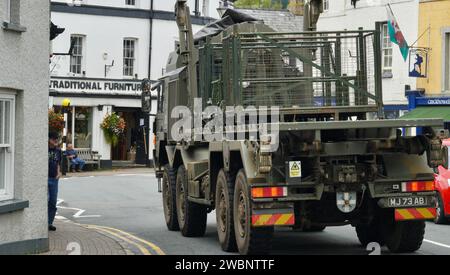 Il traffico nella piccola città di Crickhowell include grandi veicoli dell'esercito dalle vicine caserme e campi di addestramento vicino ai Brecon Beacons. Foto Stock